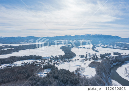 ドローン撮影：雪に覆われた広大な田舎の自然の風景 112020808