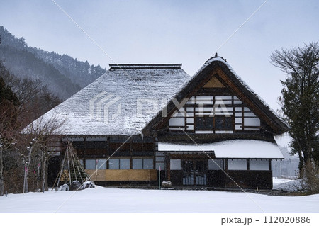 雪の積もった日本家屋の写真素材 [112020886] - PIXTA