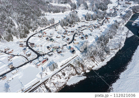 ドローン撮影：美しい雪化粧をまとった田舎の集落と信濃川 112021036