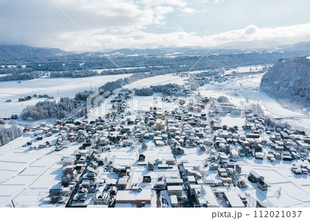 ドローン撮影:真っ白な雪に覆われた田舎町の住宅街 ドローン撮影:真っ白な雪に覆われた田舎町の住宅街 112021037