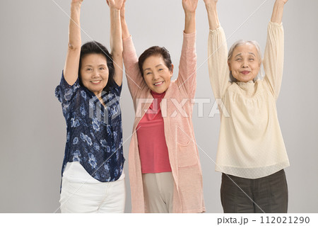笑顔のシニア女性のポートレート 112021290