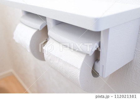 トイレットペーパーとペーパーホルダー トイレットペーパーとペーパーホルダー 112021381
