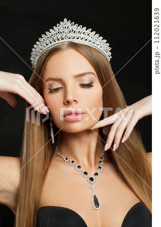 Beautiful woman with sapphires and diamands 112021639