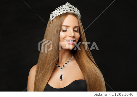 Nice woman with sapphires and diamands Nice woman with sapphires and diamands 112021640