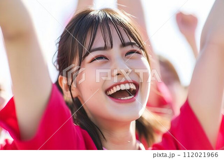 歓声をあげて応援する笑顔の日本人女性ポートレート(白背景・オリンピック・日本代表・ワールドカップ) 歓声をあげて応援する笑顔の日本人女性ポートレート(白背景・オリンピック・日本代表・ワールドカップ) 112021966