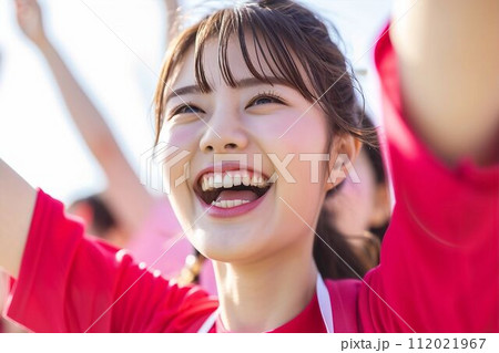 歓声をあげて応援する笑顔の日本人女性ポートレート(白背景・オリンピック・日本代表・ワールドカップ) 歓声をあげて応援する笑顔の日本人女性ポートレート(白背景・オリンピック・日本代表・ワールドカップ) 112021967
