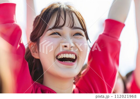 歓声をあげて応援する笑顔の日本人女性ポートレート(白背景・オリンピック・日本代表・ワールドカップ) 歓声をあげて応援する笑顔の日本人女性ポートレート(白背景・オリンピック・日本代表・ワールドカップ) 112021968