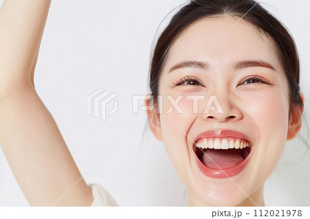 歓声をあげて応援する笑顔の日本人女性ポートレート(白背景・オリンピック・日本代表・ワールドカップ) 歓声をあげて応援する笑顔の日本人女性ポートレート(白背景・オリンピック・日本代表・ワールドカップ) 112021978