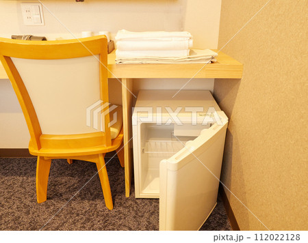 ホテルの寝室の小さい冷蔵庫の様子 112022128