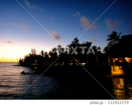 タヒチ・ランギロア・リゾートの夕景 タヒチ・ランギロア・リゾートの夕景 112022179