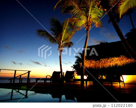 タヒチ・ランギロア・リゾートの夕景 タヒチ・ランギロア・リゾートの夕景 112022180