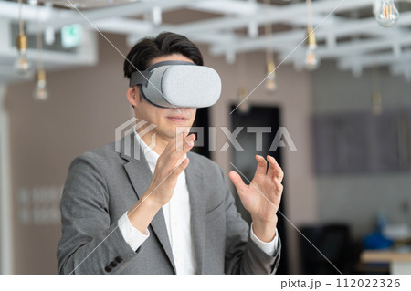 VRゴーグルをつける男性 112022326