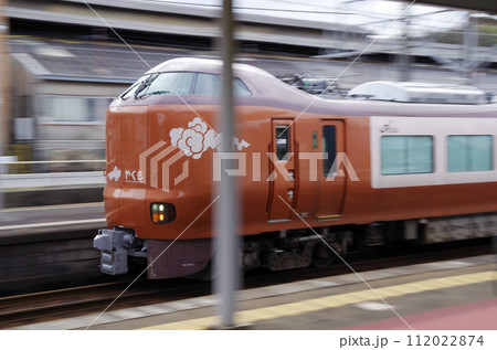 駅の構内を走行する273系特急やくも号の試運転編成 112022874