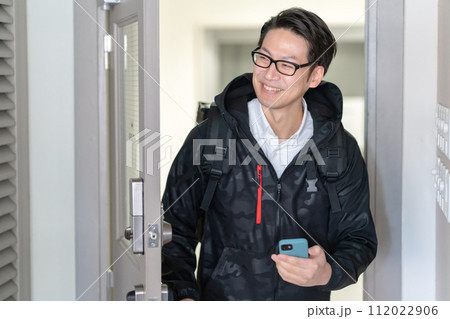 フードデリバリーをする男性 フードデリバリーをする男性 112022906