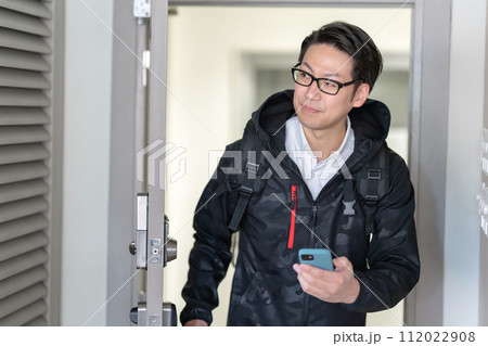 フードデリバリーをする男性 フードデリバリーをする男性 112022908