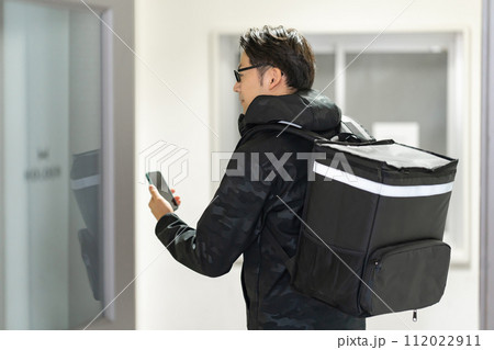 フードデリバリーをする男性 112022911