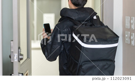 フードデリバリーをする男性 フードデリバリーをする男性 112023091