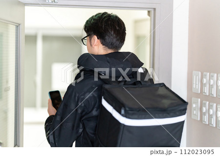 フードデリバリーをする男性 フードデリバリーをする男性 112023095