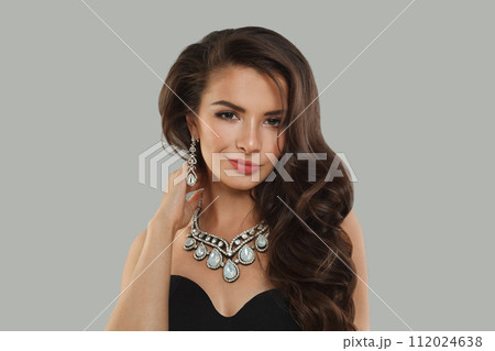 Gorgeous fashion model with dark healthy hairstyle, fresh clean skin and trendy make-up 112024638