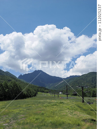 雲に覆われた山 112025237