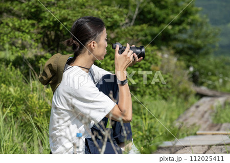 自然の中で写真を撮る男性 112025411