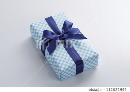 青いリボンのプレゼント 112025945