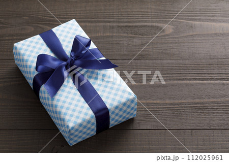 青いリボンのプレゼント 青いリボンのプレゼント 112025961