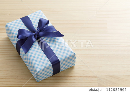 青いリボンのプレゼント 112025965