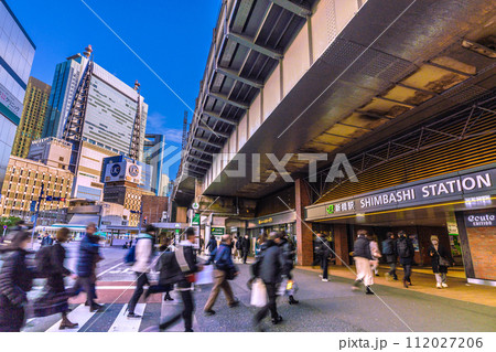 日本の東京都市景観 脱コロナ・2週連続急減。新橋駅(銀座口)などを望む。左奥は汐留のビル群=27日 日本の東京都市景観 脱コロナ・2週連続急減。新橋駅(銀座口)などを望む。左奥は汐留のビル群=27日 112027206