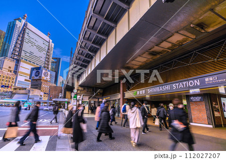 日本の東京都市景観 脱コロナ・2週連続急減。新橋駅（銀座口）などを望む。左奥は汐留のビル群＝27日 112027207