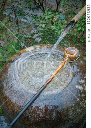 Fountain used for purification of the hands at Japanese temples 112028936