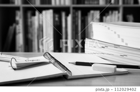ノートと辞書と単語カードと本棚 本 勉強 学習 教育 ノートと辞書と単語カードと本棚 本 勉強 学習 教育 112029402