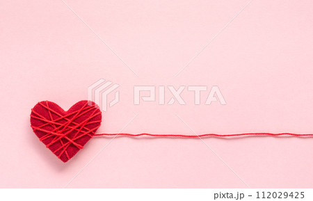 ピンク色の背景に赤色のハート　アンダーラインとハート 112029425