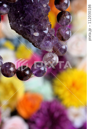 アメジストのブレスレットとクラスター　カラフルな背景 112030186