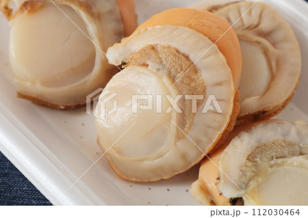 食品トレーに入ったボイルほたて 112030464