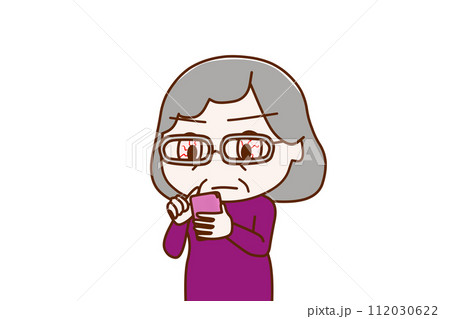 （上半身斜め）スマホの画面を見ながら血眼になって真剣に調べる高齢の女性 112030622