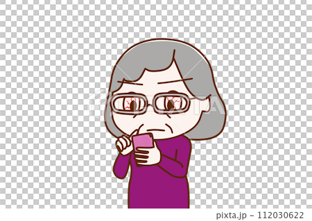 （上半身斜め）スマホの画面を見ながら血眼になって真剣に調べる高齢の女性 112030622