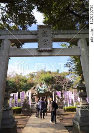 日本の神奈川県、江の島にある神社に参拝 日本の神奈川県、江の島にある神社に参拝 112030759