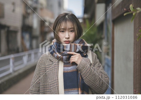 マフラーをまいた若い女性　カメラ目線　ポートレート 112031086