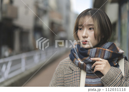 マフラーをまいた20代の女性 ポートレート マフラーをまいた20代の女性 ポートレート 112031118
