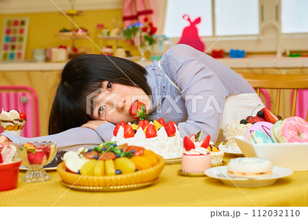 いちごを食べる若い女性 112032110