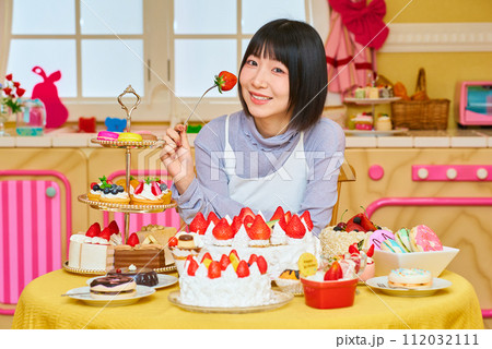 いちごを食べる若い女性 112032111
