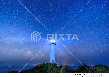 美しい天の川の星景と白い爪木埼灯台（静岡県下田市爪木崎） 112032458