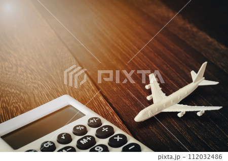 航空機の旅行の費用 旅費 逆光 航空機の旅行の費用 旅費 逆光 112032486