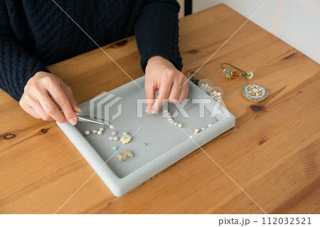 ビーズアクセサリーを作る女性の手 ビーズアクセサリーを作る女性の手 112032521