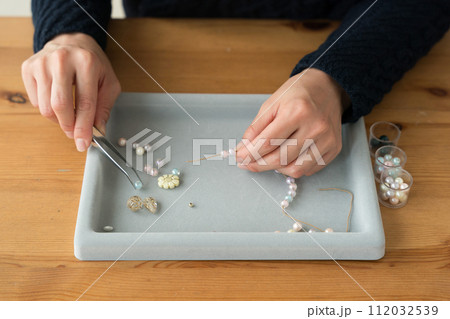 ビーズアクセサリーを作る女性の手 112032539