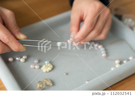 ビーズアクセサリーを作る女性の手 ビーズアクセサリーを作る女性の手 112032541