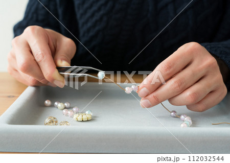 ビーズアクセサリーを作る女性の手 ビーズアクセサリーを作る女性の手 112032544