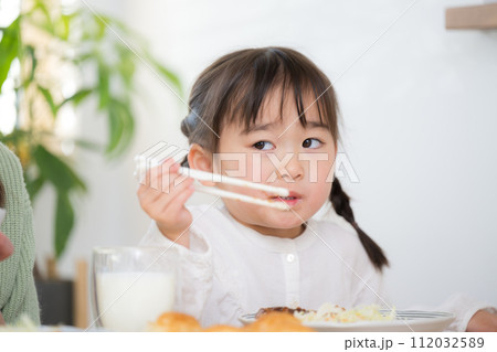 え～またこのご飯食べるの～？という幼児の顔　好き嫌いや偏食のイメージ 112032589