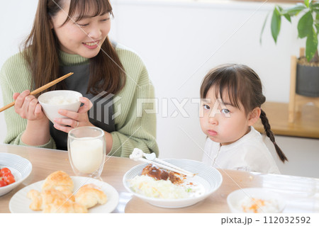 え～またこのご飯食べるの～？キライなんだけど…という幼児の顔　好き嫌いや偏食のイメージ 112032592